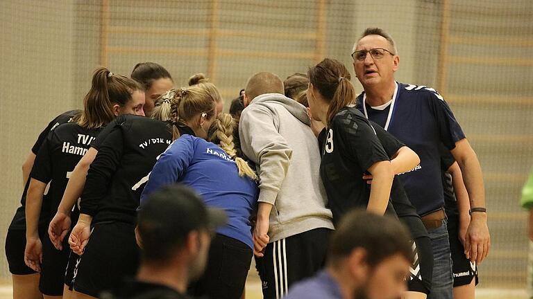 Übernimmt ab sofort die Herrenmannschaft der Handballer in Bad Brückenau: Bernhard Hereth (hinten rechts).       -  Übernimmt ab sofort die Herrenmannschaft der Handballer in Bad Brückenau: Bernhard Hereth (hinten rechts).