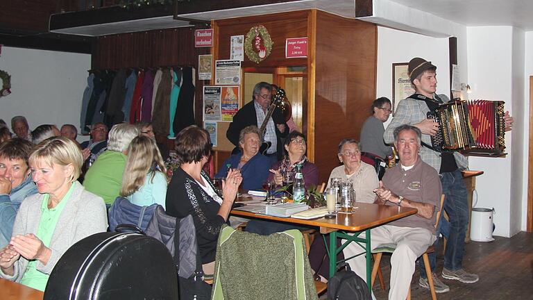 ZUm Saisonstart des „Iwinner Wirtshausgsang“ war das Gasthaus Faber-Rädlein in Ibind brechend voll. Die Stimmung unter den teils mit Bussen angereisten Gästen lässt sich kaum beschreiben.