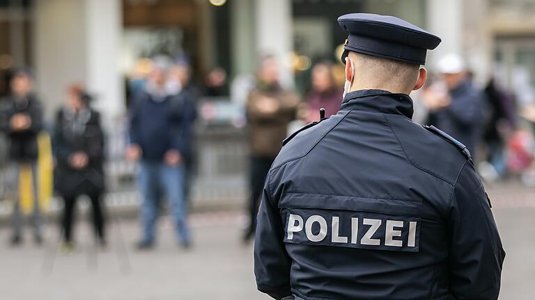 Nach wie vor werden Schwerpunktkontrollen zur Einhaltung der Infektionsschutzvorschriften im Zusammenhang mit der Corona-Pandemie - wie auf unserem Symbolbild - durchgeführt. Im Fokus der polizeilichen Kontrollen steht dabei insbesondere die Überwachung der Kontaktbeschränkungen und der Maskenpflicht im ÖPNV und auf öffentlichen Plätzen. Verstöße werden mit einem Verwarnungsgeld sanktioniert oder als Anzeige beim Gesundheitsamt vorgelegt. Es drohen empfindliche Geldbußen.