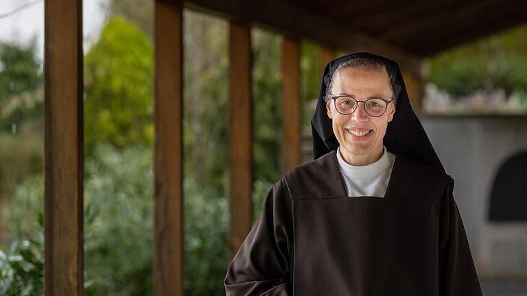 Mit Anfang 20 folgte Susanne Geyer ihrer Berufung. Was Schwester Clara-Maria ins Kloster führte und was sie fast vom Eintritt abhielt. Fotograf Torsten Leukert hat die Powerfrau hinter Klostermauern im Kreuzgang des Klosters Rödelmaier porträtiert.&nbsp;