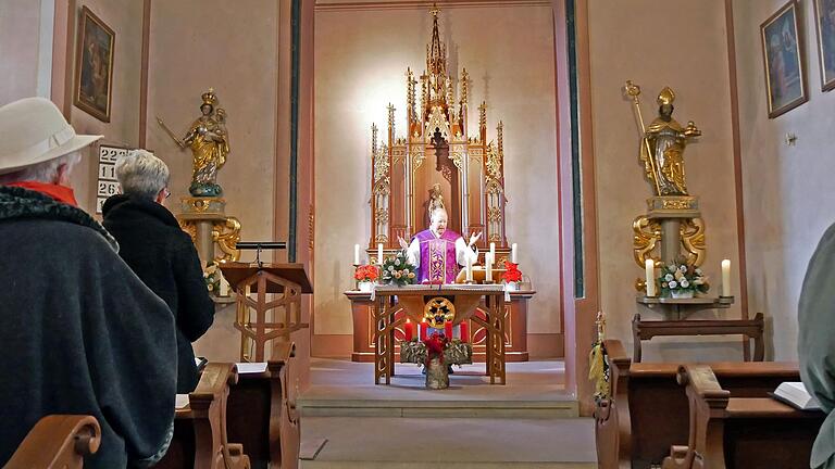 Pfarrer Burkard Zapff feierte in der Kirche St. Nikolaus in Rupprechtshausen den Gottesdienst zum Patrozinium. Am rechten Seitenaltar ist der Kirchenpatron mit seinem Bischofsstab und mit drei goldenen Kugeln als Symbol für seine sogenannte Mitgiftspende dargestellt.