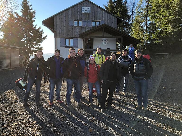 Eine Wandergruppe vor dem Würzburger Bergbundhaus am Himmeldunk. Hinten vor dem Eingang: Ex-Hüttenwirt Reiner Wirsching. Eine Wandergruppe vor dem Würzburger Bergbundhaus am Himmeldunk. Hinten vor dem Eingang: Ex-Hüttenwirt Reiner Wirsching.