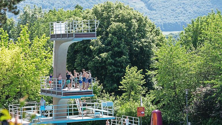 Der Sprungturm im Terrassenbad von Bad Kissingen erfreut sich stets großer Beliebtheit.       -  Der Sprungturm im Terrassenbad von Bad Kissingen erfreut sich stets großer Beliebtheit.