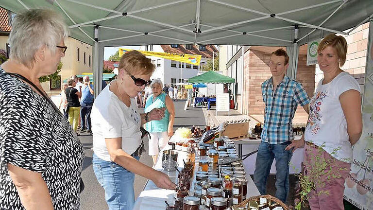 Probieren war ausdrücklich erwünscht, so auch am Stand von Markus Wingenfeld aus Eichenzell (2. von rechts), der Marmeladen und Liköre anbot. Hier probieren Susanna Faber und Maria Schmitt aus Nickersfelden. Fotos: Kathrin Kupka-Hahn       -  Probieren war ausdrücklich erwünscht, so auch am Stand von Markus Wingenfeld aus Eichenzell (2. von rechts), der Marmeladen und Liköre anbot. Hier probieren Susanna Faber und Maria Schmitt aus Nickersfelden. Fotos: Kathrin Kupka-Hahn