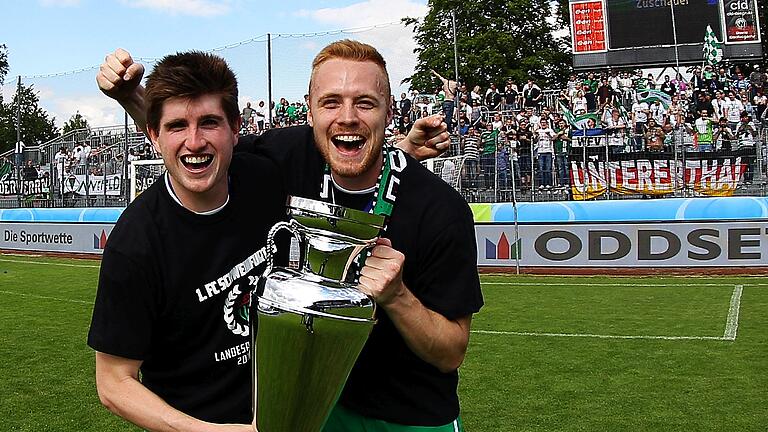 Fussball, BFV Verbandspokal, SV Wacker Burghausen - 1. FC Schweinfurt 05       -  Kevin Fery (links) Marino Müller (rechts) feiern ihren BFV-Pokalsieg mit dem 1. FC Schweinfurt 05.