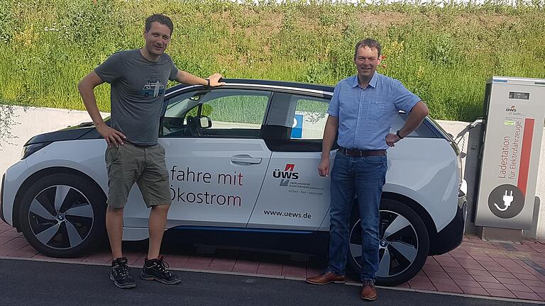 Besonders umweltfreundlich sind derzeit die Mitarbeiter der Verwaltung unterwegs. Drei Wochen wird ein elektrisch betriebener BMW i3 der Überlandwerk Schäftersheim GmbH & Co. KG (ÜWS) getestet und es sollen dabei weitere Erfahrungen mit der Elektromobilität gesammelt werden. Besonders umweltfreundlich sind derzeit die Mitarbeiter der Verwaltung unterwegs. Drei Wochen wird ein elektrisch betriebener BMW i3 der Überlandwerk Schäftersheim GmbH & Co. KG (ÜWS) getestet und es sollen dabei weitere Erfahrungen mit der Elektromobilität gesammelt werden.