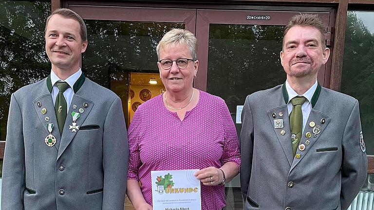 Auf dem Foto von links Sportleiter Thorsten Albert, die Geehrte Michaela Albert, 1. Schützenmeister Jürgen Albert.