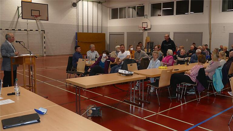 Die Bürgerversammlung hielt Zweiter Bürgermeister Dieter Koch (links), die Mehrzweckhalle war wie immer gut besucht.