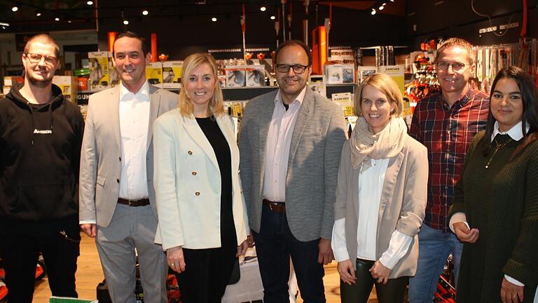Die Stärkung der Mittelschulen bildete den Schwerpunkt eines Erfahrungsaustausches bei der Firma Amrhein in Bergrheinfeld (von links): Michel Amrhein, Fabian Helmerich (FW), Staatssekretärin Anna Stolz (FW), Rektor Detlef Haas, Mareike Seeger (Koordinatorin Berufsvorbereitung), Konrektor André Krauß und Elternbeiratsvorsitzende Jennifer d'Angelo. Die Stärkung der Mittelschulen bildete den Schwerpunkt eines Erfahrungsaustausches bei der Firma Amrhein in Bergrheinfeld (von links): Michel Amrhein, Fabian Helmerich (FW), Staatssekretärin Anna Stolz (FW), Rektor Detlef Haas, Mareike Seeger (Koordinatorin Berufsvorbereitung), Konrektor André Krauß und Elternbeiratsvorsitzende Jennifer d'Angelo.