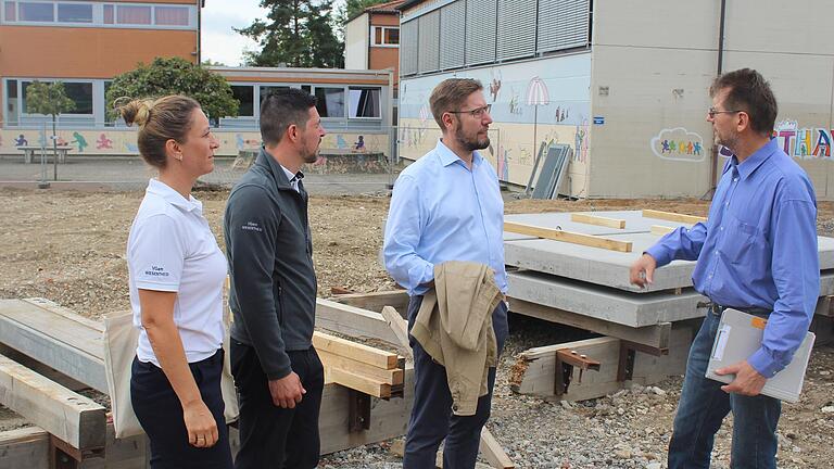 Zwischen Abriss und Neubau: Hier besprechen sich (von rechts) Architekt Peter Machbert, Schulverbandsvorsitzender Klaus Köhler, Verwaltungsleiter Christian Sturm und VG-Schulbeauftragte Isabell Kirchner an der Wiesentheider Schule.