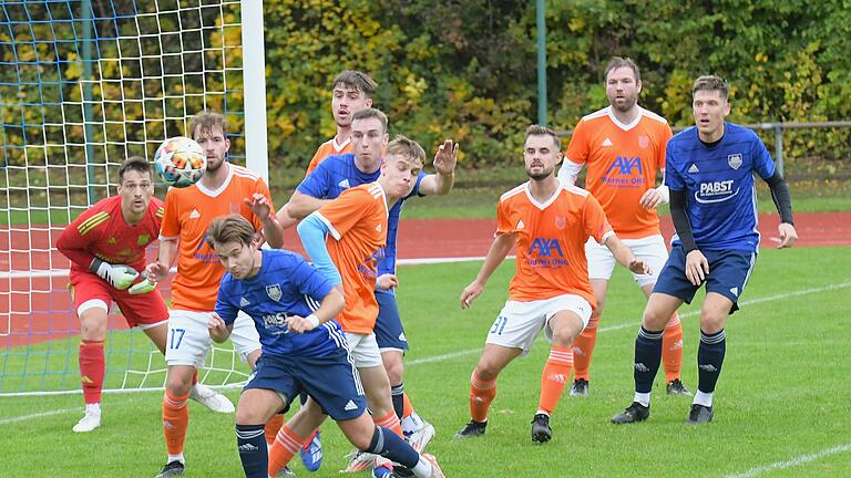 Die Spiele des FC 06 Bad Kissingen und TSV Münnerstadt       -  Brenzlige Szene vor dem von Patrick Balling gehüteten Münnerstädter Tor, aber den Kopfball von Gochsheims Florian Schott verteidigen die Lauerstädter gemeinschaftlich.