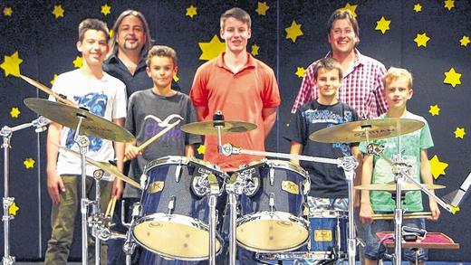 Diese fünf jungen Schlagzeuger vertraten den Landkreis mit Bravour beim Landeswettbewerb von „Jugend musiziert“: (vorne von links) Nils Simon, Peter Diestel, Philipp Bohn, Johannes Drescher und Nils Arbes. Für Peter Diestel und Philipp Bohn geht es sogar weiter zum Bundeswettbewerb. Über die Erfolge freuten sich die Musiklehrer Frank Stäblein und Stefan Klein (hinten, von links). Diese fünf jungen Schlagzeuger vertraten den Landkreis mit Bravour beim Landeswettbewerb von „Jugend musiziert“: (vorne von links) Nils Simon, Peter Diestel, Philipp Bohn, Johannes Drescher und Nils Arbes. Für Peter Diestel und Philipp Bohn geht es sogar weiter zum Bundeswettbewerb. Über die Erfolge freuten sich die Musiklehrer Frank Stäblein und Stefan Klein (hinten, von links).