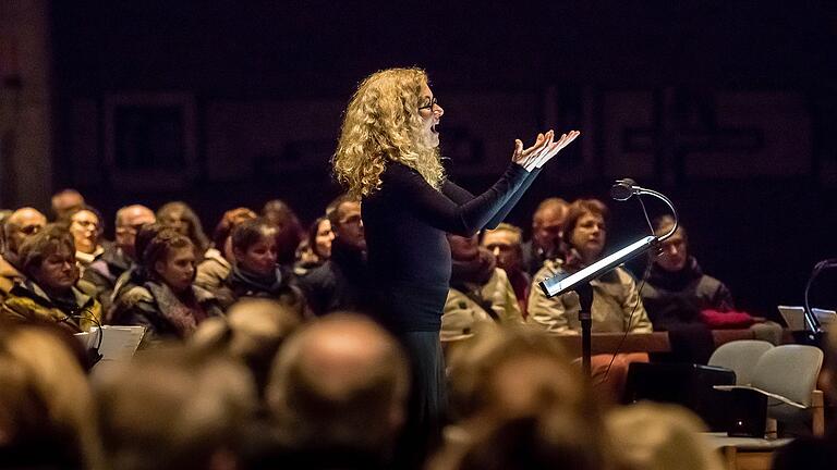 Musik als Medizin: Monika Oser, Chorleiterin des Schweinfurter Thalia Chors, ist beim Dirigieren voll in ihrem Element.&nbsp;