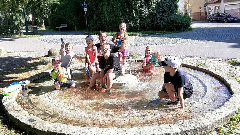 Haben bei ihrer Brunnentour wie hier am Scherenbergturm in Gerolzhofen mächtig Spaß: Die 'Powerkids', die für den Rock the Race-Hindernislauf in Würzburg unter der Leitung von Domnic Tschirch trainieren.