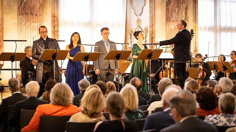 Die Hofkapelle München unter der Leitung von Rüdiger Lotter. Es singen (von links) Daniel Behle, Leonor Amaral, Jonas Müller und Elena Harsányi.