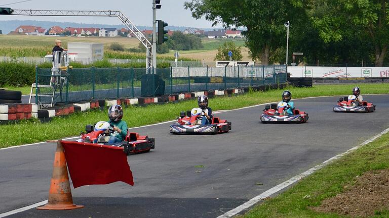 Ein Klassiker des Gerolzhöfer Ferienspaßes war bislang das Kartfahren bei der Motorsportvereinigung auf dem Steigerwald-Motodrom. In diesem Jahr wird es wieder ein städtisches Ferienprogramm geben, nachdem lange nicht geklärt war, ob es noch rechtzeitig organisiert werden kann. Ein Klassiker des Gerolzhöfer Ferienspaßes war bislang das Kartfahren bei der Motorsportvereinigung auf dem Steigerwald-Motodrom. In diesem Jahr wird es wieder ein städtisches Ferienprogramm geben, nachdem lange nicht geklärt war, ob es noch rechtzeitig organisiert werden kann.