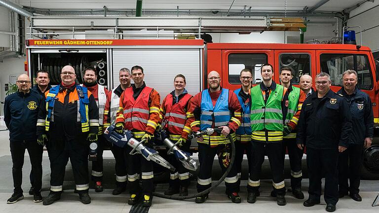 Nach einer mehrjährigen Pause legte man bei der Feuerwehr Gädheim-Ottendorf wieder die Leistungsprüfung Technische Hilfeleistung ab. Mit dabei waren (von links): Kommandant Alex Brehm, KBM Dominik Mroz, Frank Friedrich, David Englert, Peter Kraus, Stefan Kuhn, Georg Gräf, Timo Frank, Moritz Reindl, Julian Brehm, Lukas Müller, Matthias Henneberger sowie KBI Thomas Neeb und Ehren-KBM Lothar Ulmann.