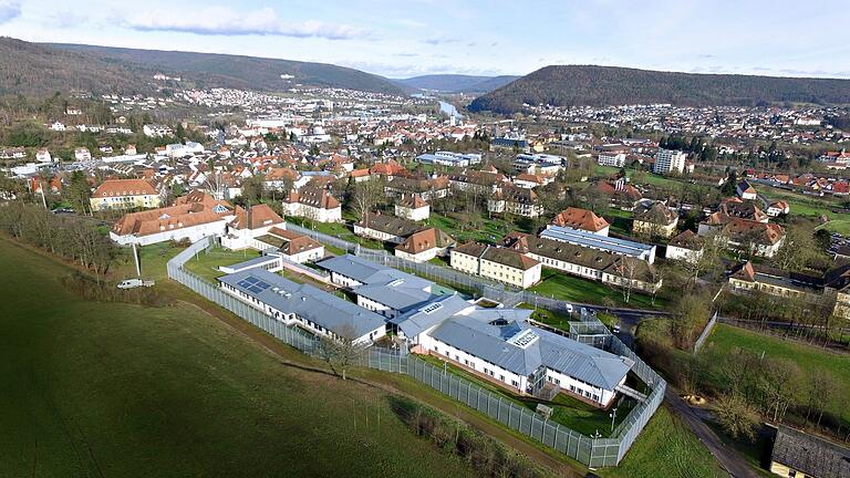 Die forensische Abteilung am Lohrer Bezirkskrankenhaus aus der Luft. Eine Gesetzesänderung soll den Zustrom in die überfüllte Einrichtung eindämmen.