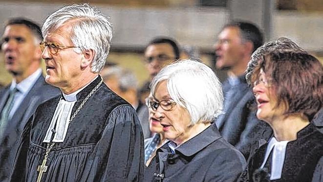 Gut besuchter Abschlussgottesdienst: Der EKD-Ratsvorsitzende Heinrich Bedford-Strohm, die wiedergewählte Synoden-Vorsitzende Irmgard Schwaetzer (Mitte) und Pfarrerin Jutta Müller-Schnurr am Sonntag in der Würzburger St. Johannis-Kirche.