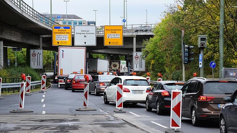 Staus am Greinbergknoten gehören zum Alltag. Die Stadt will die Situation verbessern und hat Planungsmittel in Höhe von einer halben Million Euro beschlossen.&nbsp; Foto: Berthold Diem