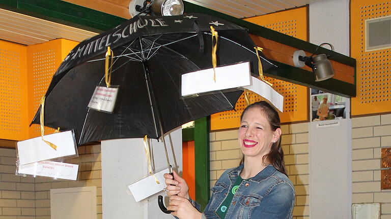 Gute Wünsche am Regenschirm: Melanie Dotzer freute sich über die tolle Idee der Schüler.