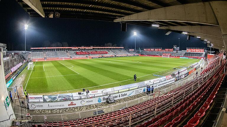 Blick auf die Flyeralarm Arena bei einem Flutlichtspiel im Januar.