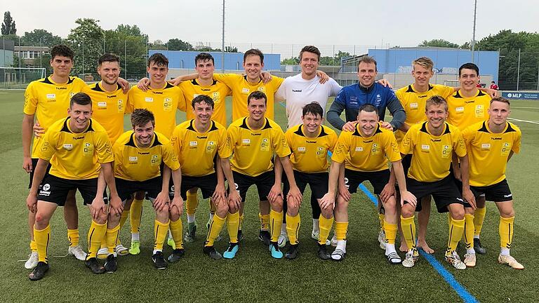 Die Uni-Fußballer im Jahr 2022. Bei der Deutschen Meisterschaft sind sie dieses Jahr Zweiter geworden. Dieses Foto entstand bei der süddeutschen Meisterschaft mit leicht verändertem Kader. Hinten von links: Hannes Glas, Marius Wiederer, Nico Kuß, Roman Hartleb, Friedrich Philipp-Messerschmidt, Julian Schneider, Stefan Wasser, Nicolas Reinhart, Ben Müller. Vorne von links: Alex McBride, Erik Schnell-Kretschmer, Ferdinand Hansel, Moritz Wagenhäuser, Philipp Hausmann, Marcel Solick, David Bröer, Leo Langhans,