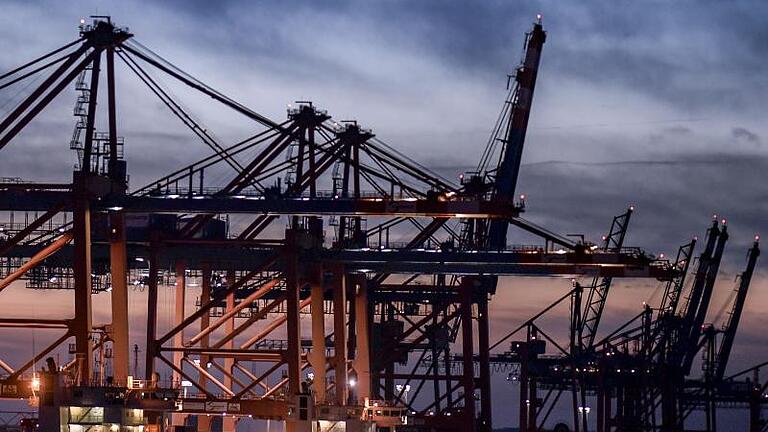 Containerschiffe liegen an den Terminals in Waltershof im Hamburger Hafen. Foto: Axel Heimken/dpa       -  Containerschiffe liegen an den Terminals in Waltershof im Hamburger Hafen.