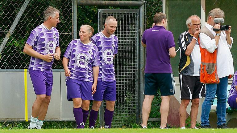 Bereit für ihren Einsatz: Frank (links), Ivonne und Florian Baumann stehen zur Einwechslung beim TSV Grombühl bereit.