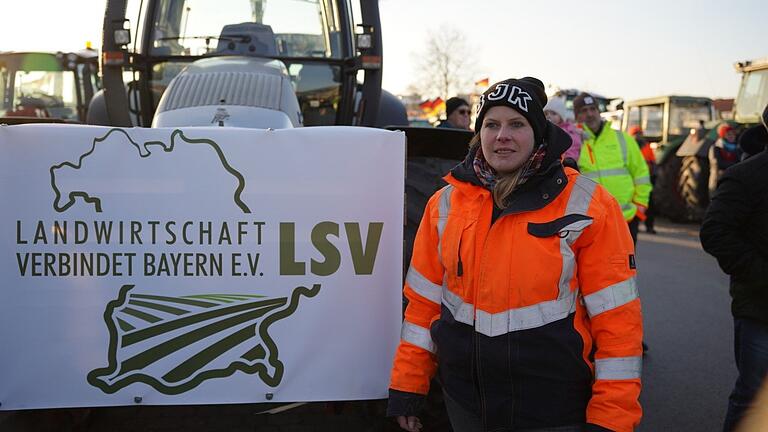 Landwirtin Carolin Gropp aus Sulzdorf sprach bei der Kundgebung in Bad Neustadt in hochemotionalen Worten zu den Protestierenden.&nbsp;