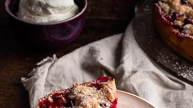 Zwetschgenkuchen mit Streusel       -  Zwetschgen sind für den Kuchen aromatischer als Pflaumen. Generell sollten die Früchte zum Backen nicht zu reif sein, rät Expertin Annelie Ulrich.