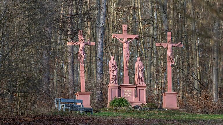 Der Kreuzweg in Zellingen betrachtet den Leidensweg Jesu von seiner Verurteilung durch Pontius Pilatus über den Tod am Kreuz bis hin zur Ruhe im Grab. Blick auf die 12. Station mit der Kreuzigungsgruppe.