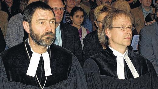 Dekan Jürgen Blechschmidt (links) führte Pfarrer Hans-Christian Neiber als neuen Zeiler evangelischen Pfarrer in sein Amt ein. Dekan Jürgen Blechschmidt (links) führte Pfarrer Hans-Christian Neiber als neuen Zeiler evangelischen Pfarrer in sein Amt ein.