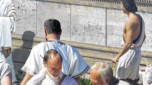 Dr. Stephan Oettermann als griechischer Gelehrter: Das Bild zeigt ihn rechts im Diskurs in einem Ausschnitt aus &bdquo;Pergamon &ndash; Panorama der antiken Metropole&ldquo; von Yadegar Asisi. Die Rekonstruktion der Stadt basiert auf dem aktuellen Forschungsstand von Archäologen.