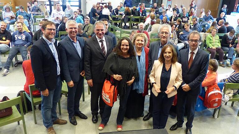 Die Kandidaten (von links) für den Bundestag mit Ursula Engert, der Eisinger Bürgermeisterin (rechts vorne): Martin Heilig, Andrew Ullmann, Paul Lehrieder, Simone Barrientos, Eva-Maria Linsenbreder und Raimund Binder.