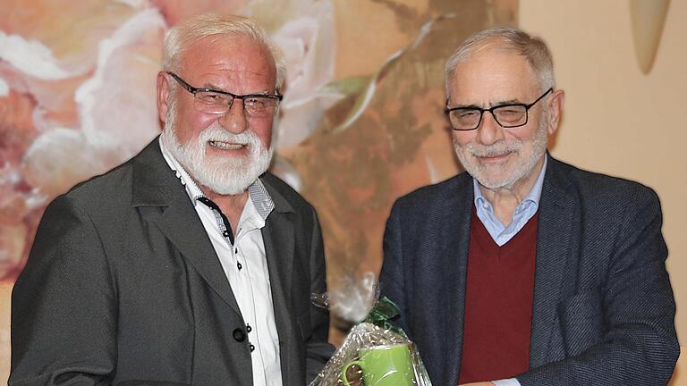 Aus dem Leben eines Klosterschülers in Münnerstadt erzählte Eugen Albert  (links). Leo Pfennig (rechts) übernahm es, ihm als Dank die obligatorische  Tasse zu überreichen. Foto: Dieter Britz       -  Aus dem Leben eines Klosterschülers in Münnerstadt erzählte Eugen Albert  (links). Leo Pfennig (rechts) übernahm es, ihm als Dank die obligatorische  Tasse zu überreichen. Foto: Dieter Britz