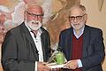 Aus dem Leben eines Klosterschülers in Münnerstadt erzählte Eugen Albert  (links). Leo Pfennig (rechts) übernahm es, ihm als Dank die obligatorische  Tasse zu überreichen. Foto: Dieter Britz       -  Aus dem Leben eines Klosterschülers in Münnerstadt erzählte Eugen Albert  (links). Leo Pfennig (rechts) übernahm es, ihm als Dank die obligatorische  Tasse zu überreichen. Foto: Dieter Britz