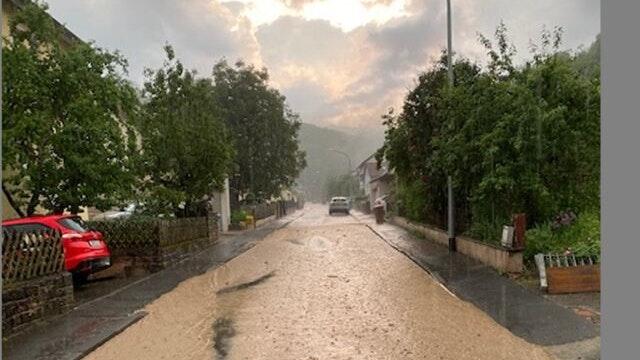 Eine braune Flut kam am Dienstagabend die Mühlbacher Schönmannstraße herabgeflossen. Eine braune Flut kam am Dienstagabend die Mühlbacher Schönmannstraße herabgeflossen.