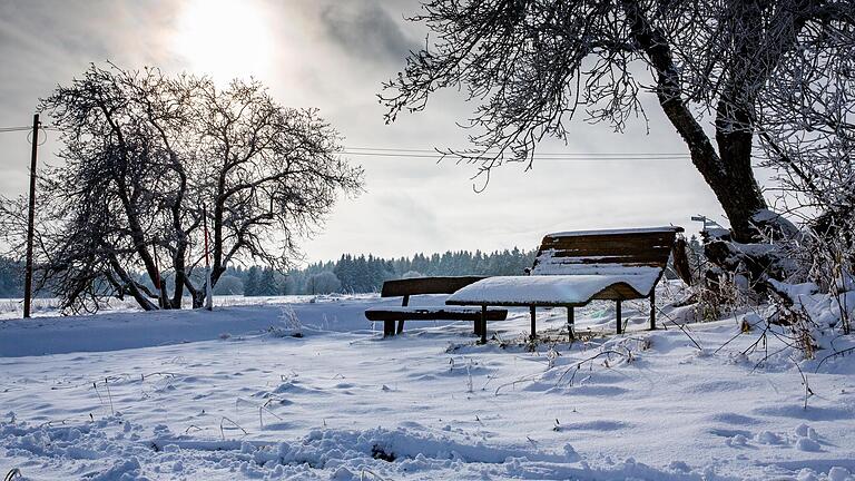 Kaltes Polster bei der Rast: Die Sitzgelegenheiten am Weg sind im Winter mit Schnee bedeckt.