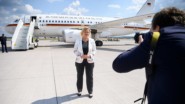 Bundesinnenministerin Nancy Faeser reist nach Tunesien.jpeg       -  Nancy Faeser (SPD), Bundesministerin für Inneres und Heimat, reist zusammen zu Gesprächen über Migrationspolitik nach Tunesien. Die Zahl der Boote mit Flüchtlingen, die von Tunesien nach Italien ablegen, ist in den vergangenen Monaten gestiegen.