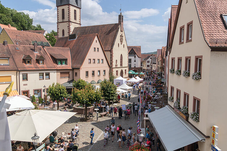 Nach dem großen Erfolg im vergangenen Jahr feierte Gemünden zum zweiten Mal sein Kirchweih- und Heimatfest unter Einbindung der Gastronomen und des Stadtmarketings als Stadtfest auf dem Marktplatz und in der Altstadt. Einen kleinen Rummelplatz gab es zum ersten Mal in der Plattnersgasse. Nach dem großen Erfolg im vergangenen Jahr feierte Gemünden zum zweiten Mal sein Kirchweih- und Heimatfest unter Einbindung der Gastronomen und des Stadtmarketings als Stadtfest auf dem Marktplatz und in der Altstadt. Einen kleinen Rummelplatz gab es zum ersten Mal in der Plattnersgasse.