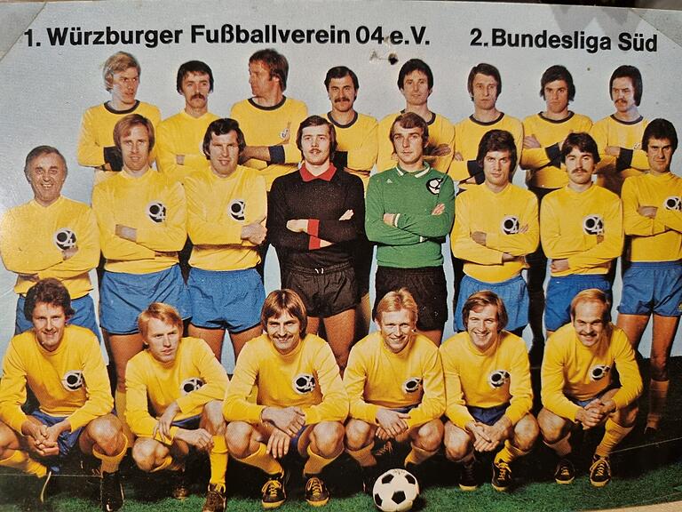 Die Zweitliga-Mannschaft des FV 04 Würzburg in der Saison 1976/77: In der mittleren Reihe steht als Fünfter von links Siegfried Scherzer.