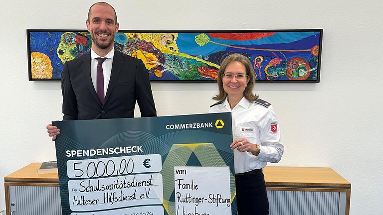 Glückliche Gesichter bei der Spendenübergabe für den Malteser Schulsanitätsdienst: Jonas Hemrich (Commerzbank) und Heike Fleischmann (stellv. Malteser Stadtbeauftragte). Glückliche Gesichter bei der Spendenübergabe für den Malteser Schulsanitätsdienst: Jonas Hemrich (Commerzbank) und Heike Fleischmann (stellv. Malteser Stadtbeauftragte).