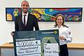 Glückliche Gesichter bei der Spendenübergabe für den Malteser Schulsanitätsdienst: Jonas Hemrich (Commerzbank) und Heike Fleischmann (stellv. Malteser Stadtbeauftragte).
