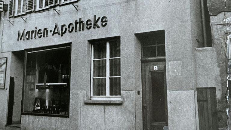 Als Kriegsflüchtlinge war die Familie Kaspar in der Zwiebelgasse 5 untergekommen. 1949 mit dem Tod des letzten Schneidermeisters mieteten die Kaspars dann das Erdgeschoss und richteten für rund 10 Jahre ihre Marien-Apotheke dort ein. Als Kriegsflüchtlinge war die Familie Kaspar in der Zwiebelgasse 5 untergekommen. 1949 mit dem Tod des letzten Schneidermeisters mieteten die Kaspars dann das Erdgeschoss und richteten für rund 10 Jahre ihre Marien-Apotheke dort ein. 