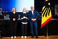 Silbernes Lorbeerblatt für Sophie Schaubrliehen       -  Ein ganz besonderer Moment: Futsal-Nationalspielerin Sophie Schaub (Bildmitte) bekommt das Siberne Lorbeerblatt verliehen von Bundespräsident Frank-Walter Steinmeier und Innenministerin Nancy Faeser.