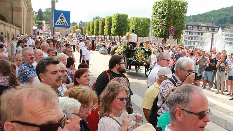 Beim Rakocyfest ist die Stadt alle Jahre besonders voll, aber auch sonst nimmt die Zahl der Bad Kissinger stetig zu. Foto: C. Schmitt - Beim Rakocyfest ist die Stadt alle Jahre besonders voll, aber auch sonst nimmt die Zahl der Bad Kissinger stetig zu. Foto: C. Schmitt Beim Rakocyfest ist die Stadt alle Jahre besonders voll, aber auch sonst nimmt die Zahl der Bad Kissinger stetig zu. Foto: C. Schmitt - Beim Rakocyfest ist die Stadt alle Jahre besonders voll, aber auch sonst nimmt die Zahl der Bad Kissinger stetig zu. Foto: C. Schmitt