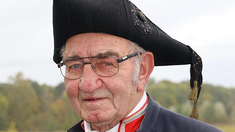 So kennt man Walter Bräutigam: mit Dreispitz in fränkischer Tracht wie hier beim Erntedankfestzug.