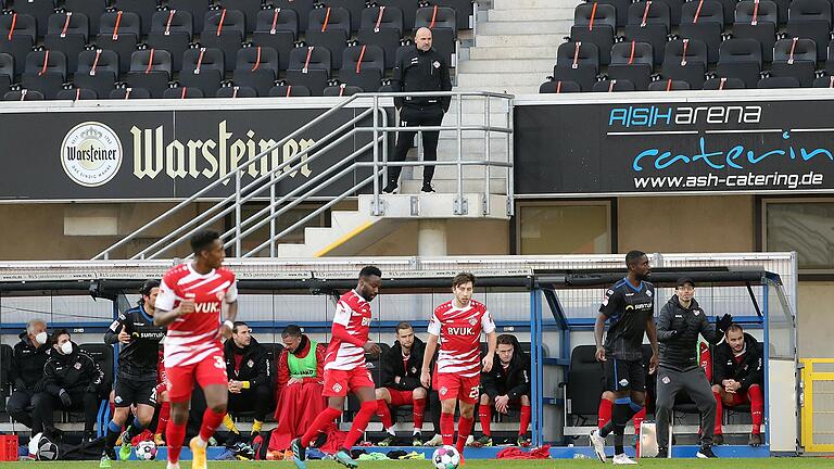 Ungewohnte Coaching Zone: Nach seinem Platzverweis musste Kickers-Trainer Bernhard Trares das Spielgeschehen der Rothosen in Paderborn von der Tribüne aus verfolgen. Ungewohnte Coaching Zone: Nach seinem Platzverweis musste Kickers-Trainer Bernhard Trares das Spielgeschehen der Rothosen in Paderborn von der Tribüne aus verfolgen.