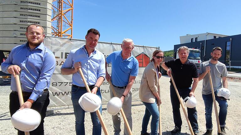 Spatenstich der Ernst Apel GmbH mit (von links) Prokurist Sebastian Karl, Bürgermeister Markus Schenk, Geschäftsführer Stefan Schilling, Dipl. Ing. Ina Strynar und Architekt Rüdiger Pöhlmann sowie Bauleiter Michael Betz, Liebstückel GmbH. Spatenstich der Ernst Apel GmbH mit (von links) Prokurist Sebastian Karl, Bürgermeister Markus Schenk, Geschäftsführer Stefan Schilling, Dipl. Ing. Ina Strynar und Architekt Rüdiger Pöhlmann sowie Bauleiter Michael Betz, Liebstückel GmbH.